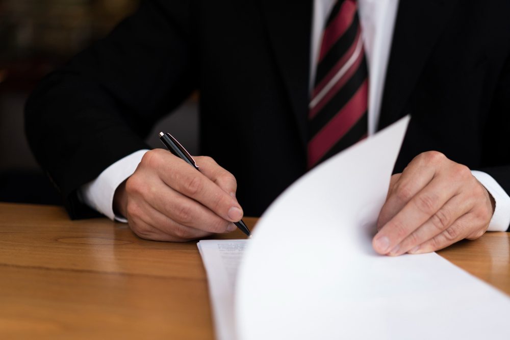 Przedsiębiorca podpisujący dokumenty - windykacja wierzytelności B2B